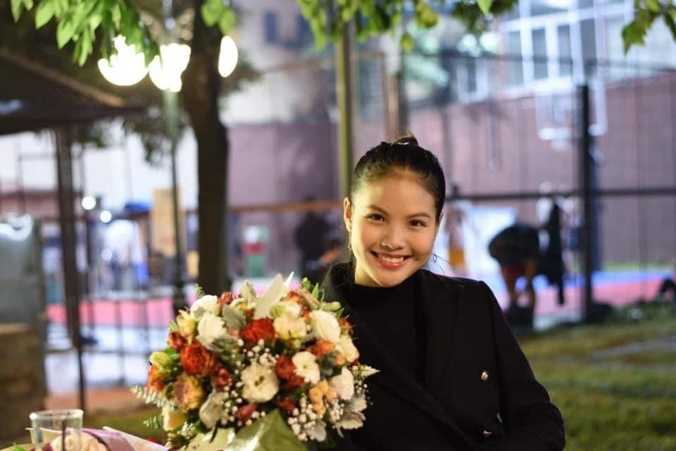 Thời điểm mới kết hôn, Khánh Linh từng gặp không ít mâu thuẫn với mẹ chồng. Lý do từng được Chí Anh tiết lộ trên sóng truyền hình: "Vì mẹ chỉ có một mình tôi nên trong mắt bà tôi là tất cả. Chính vì thế lúc mới cưới, xung khắc mẹ chồng - nàng dâu xảy ra cũng là bình thường. Những lúc như thế tôi là người đứng giữa, dù khó xử như thế nào vẫn phải kiên định lập trường không bênh ai cả mà phải lựa lời nói chuyện với từng người".