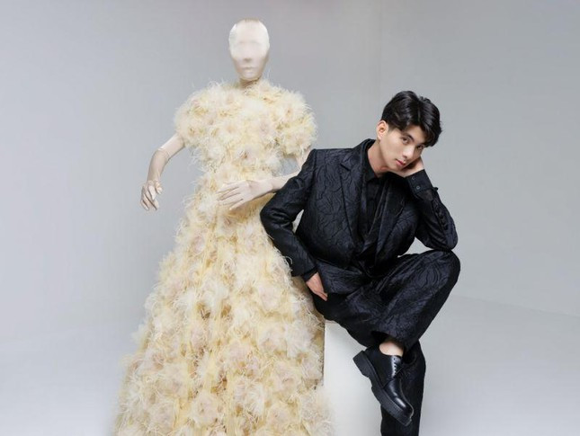 Chang trai tao tac nhung chiec vay lam tu banh mien Tay