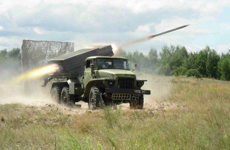 Tornado-G được thiết kế với moduel bệ phóng 40 nòng 122mm kiểu Grad đặt trên khung gầm mới Kamzaz hay Ural-4320. Nó được nâng cấp trang bị thêm các hệ thống điều khiển hỏa lực phức tạp, định vị vệ tinh và ngắm tự động, tầm bắn tăng 40km. Nguồn ảnh: Wkipedia