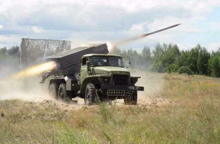 Tornado-G được thiết kế với moduel bệ phóng 40 nòng 122mm kiểu Grad đặt trên khung gầm mới Kamzaz hay Ural-4320. Nó được nâng cấp trang bị thêm các hệ thống điều khiển hỏa lực phức tạp, định vị vệ tinh và ngắm tự động, tầm bắn tăng 40km. Nguồn ảnh: Wkipedia