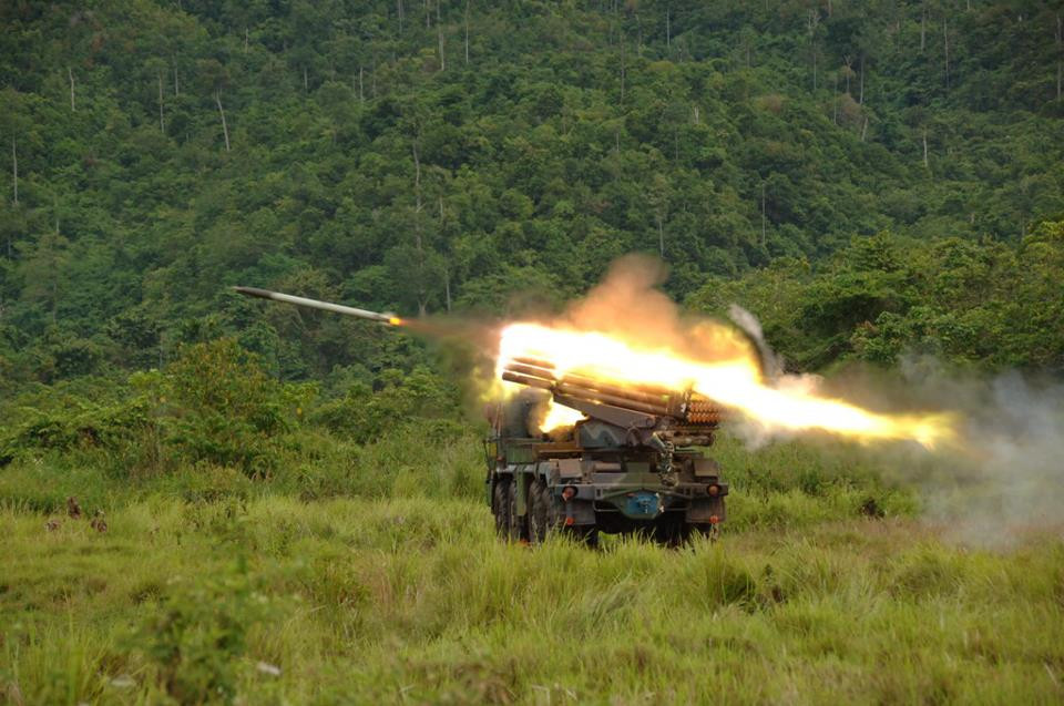 Thiết kế “độc đáo” này giúp giảm thời gian nạp đạn lần bắn thứ 2 xuống chỉ còn 2 phút (BM-21 Grad nạp bắn loạt 2 lý thuyết cần tới 7 phút và bằng sức người là chính). Nguồn ảnh: Wikipedia RM-70