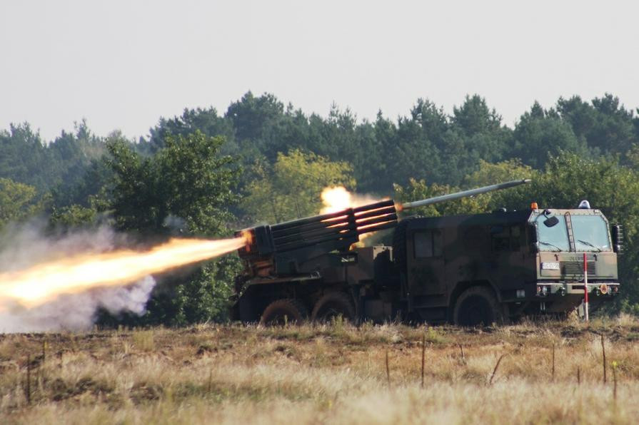 Phiên bản hiện đại hóa WR-40 của Ba Lan lựa chọn giải pháp thay khung gầm trông "hầm hố, rộng rãi" hơn, tầm bắn tăng lên 42km. Nguồn ảnh: Reddit