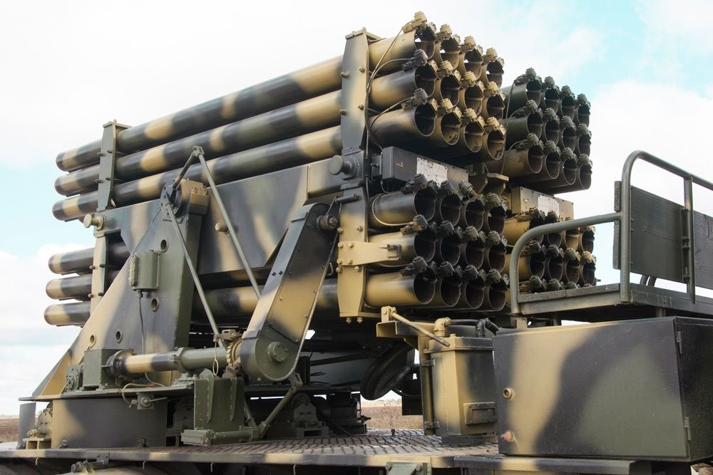 Có thể thấy bệ phóng Grad được cải tiến rất nhiều, chia làm 4 cụm, mỗi cụm 12 nòng 122mm, tầm bắn 20km. Nguồn ảnh: BMPD