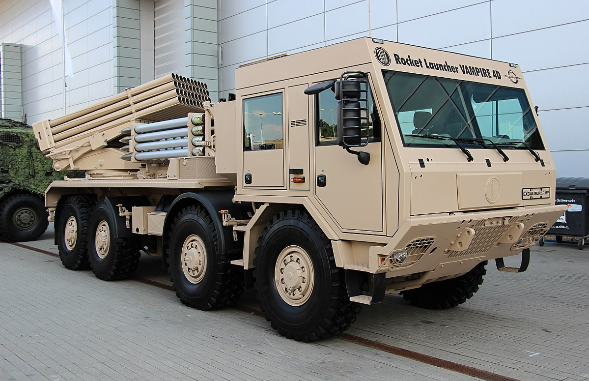 Không chỉ thay khung gầm cơ sở, một vài quốc gia còn nâng cấp sâu bệ pháo chiến đấu, đặc biệt là tăng tốc độ nạp đạn - nạp 40 viên sau mỗi loạt bắn là thách thức không nhỏ. Trong ảnh là phiên bản pháo phản lực phóng loạt RM-70 do Cộng hòa Czech phát triển. Điểm dễ nhận thấy trên mẫu này là ngoài phần bệ phóng 40 nòng, ở khoảng giữa cabin và bệ công tác chứa “kho đạn” 40 quả pháo 122mm để nạp ngay sau khi kết thúc loạt bắn đầu. Nguồn ảnh: Wikipedia