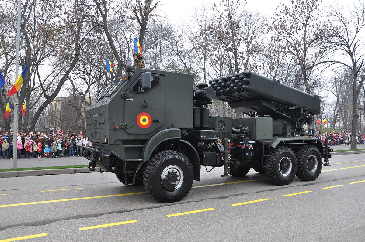 Trong khi nhiều quốc gia chọn giải pháp tăng số lượng nòng pháo, thì có vài nước lựa chọn việc giảm số nòng, nhưng cải thiện tính đa dạng lựa chọn các loại đạn. Trong ảnh là pháo phản lực LAROM của Romania hiện đại hóa sâu trên cơ sở Grad, với bệ phóng kiểu module giảm xuống chỉ còn 26 nòng. Tuy nhiên, kết cấu module cho phép loại pháo này không chỉ bắn đạn Grad tiêu chuẩn 122mm mà còn bắn được đạn cỡ 160mm LAR-160 với tầm bắn tăng lên 45km. Nguồn ảnh: Wikipedia