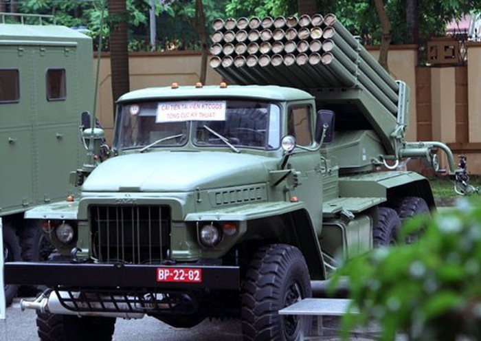 Việt Nam cũng là một trong những quốc gia sử dụng phổ biến BM-21 Grad, và vài năm gần đây chúng ta bắt đầu nâng cấp loại pháo này theo cách riêng của mình. Trong ảnh là phiên bản BM-21M-1 được Tổng cục Kỹ thuật (Bộ Quốc phòng) cải tiến từ BM-21 Grad.