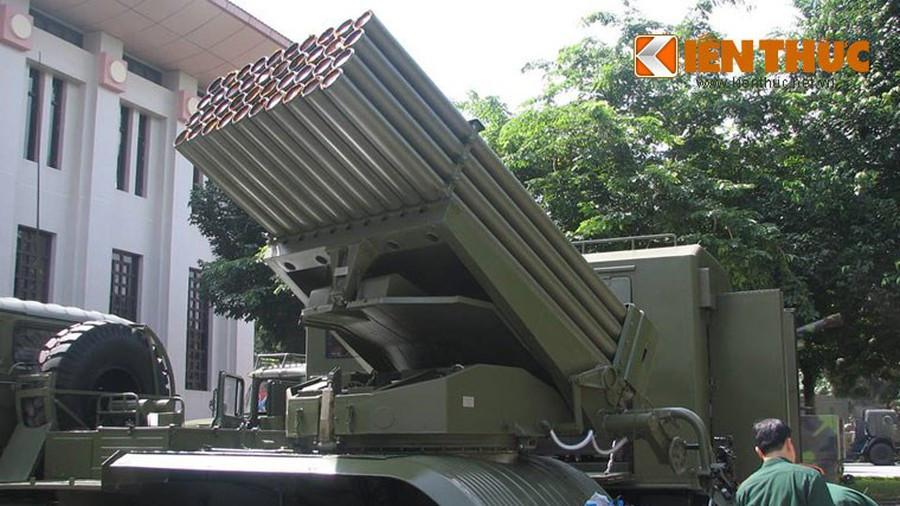 So với BM-21 Grad trước đây, BM-21M-1 có khả năng tính toán, hiệu chỉnh và điều khiển tự động lấy các phần tử bắn nhanh, chính xác; tích hợp hệ thống thông tin, truyền dữ liệu bảo đảm tác chiến trong mọi điều kiện địa hình, thời tiết, ngày và đêm.