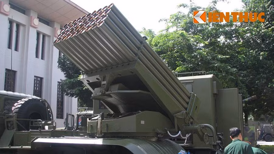 So với BM-21 Grad trước đây, BM-21M-1 có khả năng tính toán, hiệu chỉnh và điều khiển tự động lấy các phần tử bắn nhanh, chính xác; tích hợp hệ thống thông tin, truyền dữ liệu bảo đảm tác chiến trong mọi điều kiện địa hình, thời tiết, ngày và đêm.
