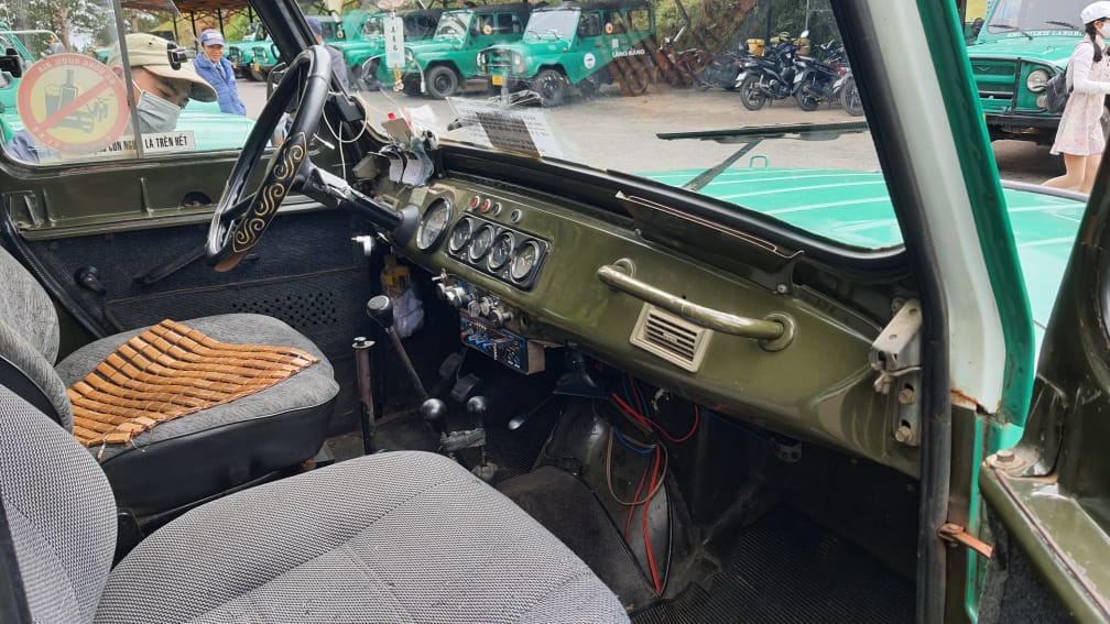 Theo ông Nguyên, sở dĩ Khu du lịch Langbiang vẫn còn tiếp tục chở khách bằng xe Uoát vì còn phải có thời gian chuyển đổi phương tiện. Và khu du lịch cũng đang đề xuất UBND tỉnh Lâm Đồng cho chủ trương và hướng dẫn.