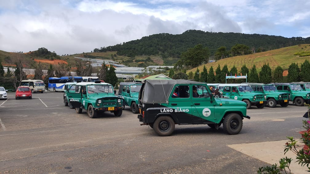 Đội xe U-oát (Jeep) Langbiang có 54 chiếc xe, do Hợp tác xã dịch vụ vận tải Lạc Dương và Khu du lịch Lang Biang quản lý. Hằng ngày, đội xe này vận chuyển du khách từ chân núi Langbiang lên đỉnh đỉnh Ra Đa (thuộc núi Langbiang) để ngắm toàn cảnh thành phố Đà Lạt và khu Suối Vàng (huyện Lạc Dương).
