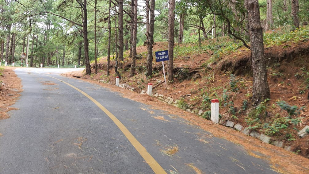 Quãng đường dài hơn 5km từ chân núi Langbiang lên đỉnh Ra Đa có độ dốc lớn với nhiều khúc cua gắt rất nguy hiểm, do đó việc sử dụng xe không đủ chuẩn an toàn chở du khách trên quãng đường này tiềm ẩn nguy cơ gây mất an toàn cho du khách.