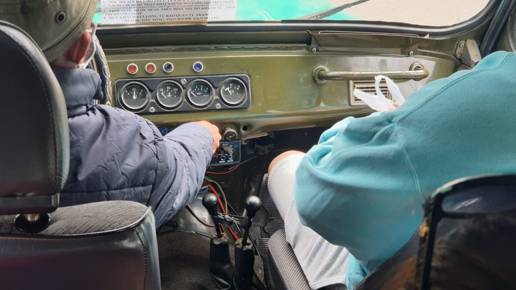 Trả lời báo chí, ông Trần Văn Nguyên, giám đốc Khu du lịch Langbiang, cho biết: "Chúng tôi chờ UBND tỉnh Lâm Đồng có quyết định. Lệnh đình chỉ mới chỉ tạm. Trong việc này có nhiều vấn đề chồng chéo, ví dụ xe sử dụng trong khu du lịch là xe của 2 đội. Đội xe thuộc sở hữu của Langbiang thì chỉ được dùng 15 năm chuyên chở hành khách tham gia hoạt động du lịch. Tuy nhiên, đội xe của hợp tác xã hợp đồng chở khách thì có niên hạn đến 20 năm. Việc này UBND tỉnh Lâm Đồng chưa phân định và hướng dẫn, nên tạm thời chúng tôi vẫn tiếp tục sử dụng xe để chuyển chở khác phục vụ du lịch". 