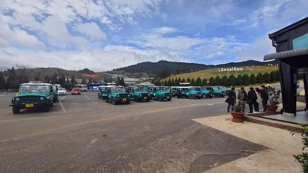 Ông Nguyễn Văn Gia - Phó giám đốc Sở GT-VT Lâm Đồng, để nâng cao chất lượng phục vụ khách du lịch và để đảm bảo an toàn giao thông trong hoạt động vận tải, Sở Giao thông vận tải sau khi kiểm tra đã nhắc nhở và yêu cầu 2 đơn vị đổi mới phương tiện và thay đổi hình thức kinh doanh phù hợp với quy định. Ông Gia cũng cho biết, HTX Dịch vụ vận tải Lạc Dương có 52 chiếc xe đang hoạt động dịch vụ này theo hợp đồng với công ty Du lịch Langbiang. Nhưng kiểm tra chỉ có 11 chiếc đủ niên hạn để vận chuyển khách. Riêng Công ty Cổ phần Du lịch Lâm Đồng có 13 chiếc thì đều hết niên hạn.