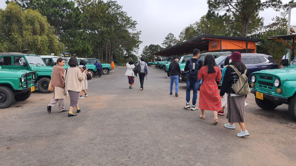 Do từ chân núi lên đến đỉnh dài khoảng 5km vì vậy, du khách mặc dù rất sợ khi ngồi trên chiếc xe đã quá cũ kỹ, cảm thất bất an nhưng vẫn phải đánh liều ngồi lên những xe "cà tàng" này.. Mỗi đoạn lên dốc cao là xe gằn lên phát ra tiếng động cơ rất lớn.