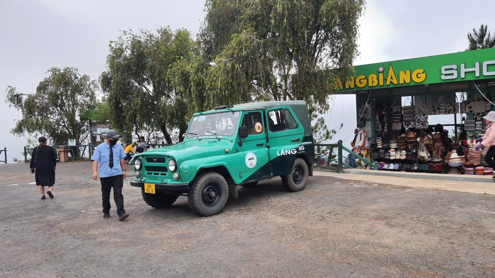 Ông Trần Văn Nguyên - Giám đốc KLD Lang Biang cho biết thêm, việc đổi mới phương tiện không phải là đơn vị không quan tâm mà vì gặp khó khăn nhất định. Đó là do hợp đồng khai thác du lịch giữa UBND huyện Lạc Dương và Công ty CP du lịch Lâm Đồng ký chỉ có thời hạn ngắn, từng năm một nên khả năng thu hồi vốn thấp, trong khi đó loại xe hoạt động phù hợp với đặc thù địa hình của khu du lịch hiện lại không còn sản xuất, lắp ráp tại Việt Nam cũng là nguyên nhân phái công ty gặp khó khăn trong việc mua sắm phương tiện.