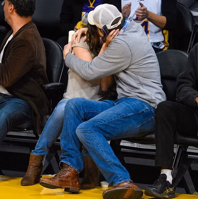 Đôi tình nhân quấn lấy nhau không rời như hai kẻ mới hẹn hò. Họ trao cho nhau những ánh mắt nồng nàn, nụ hôn thắm thiết ngay trên khán đài.