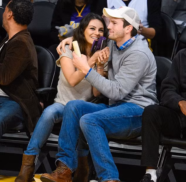 Cả hai dường như không quan tâm tới trận đấu phía dưới mà mải mê quấn chặt lấy nhau.