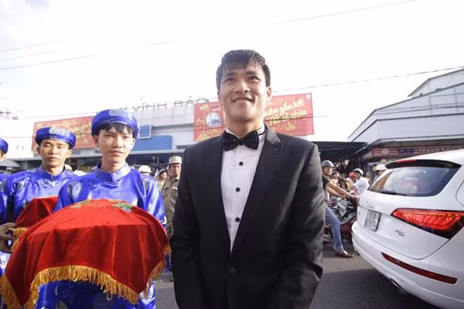 Thuy Tien khoc nuc no trong le ruoc dau hinh anh