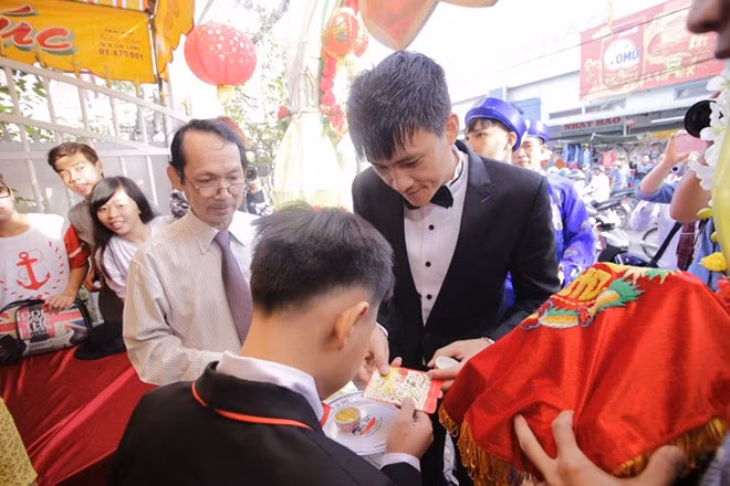 Công Vinh trao phong bao lì xì may mắn theo đúng nghi lễ truyền thống.