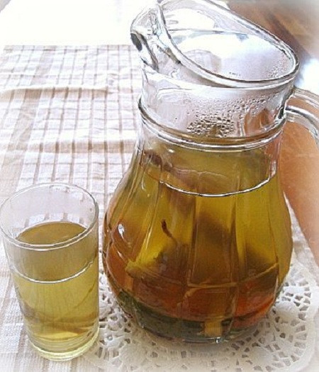 Ho ra máu có thể dùng 50g râu ngô chưng với 50g đường phèn sau đó chia ra uống 2 lần trong ngày vào buổi sáng và tối liên tiếp trong 5 ngày để trị bệnh.