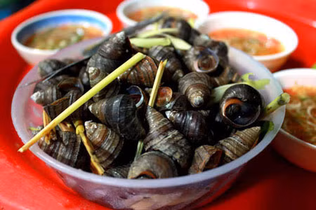 Ngoài ra, bạn có thể dùng thịt ốc đồng nấu với gạo nếp thành cháo để ăn cũng chữa táo bón hiệu quả. Ảnh: Món ngon mỗi ngày.