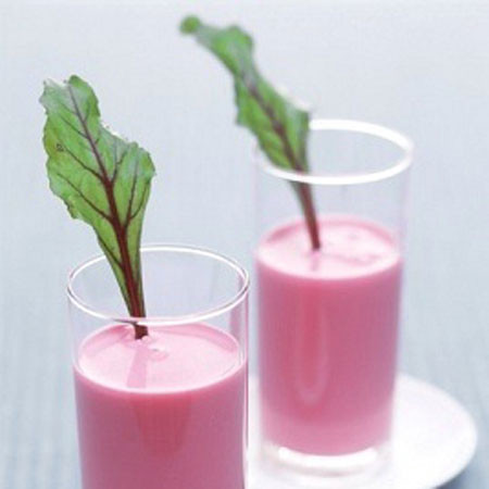 Kết hợp nước củ cải đỏ với lê, gừng, sữa, mật ong, sau đó cho vào nồi đun sôi để nguội uống 2 lần/ngày là bài thuốc giúp giảm ho và suy nhược cơ thể rất tốt.