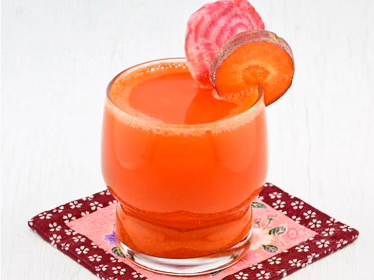 Cuối cùng, bài thuốc kết hợp giữa nước ép cam với nước ép củ cải đỏ giúp bạn chữa chứng thiếu máu, giảm nguy cơ bệnh tim vì nó là vị thuốc tự nhiên ngăn ngừa sự tích tụ cholesterol trong động mạch, giữ cho hệ thống tim mạch luôn khỏe mạnh.