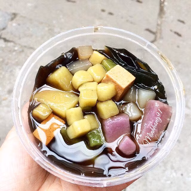 Chè khoai dẻo với mùi thơm ngọt như mật, miếng khoai dẻo, bùi bùi đậm đà cũng rất ngon và khác biệt. Ảnh: Món ngon Hà Nội.