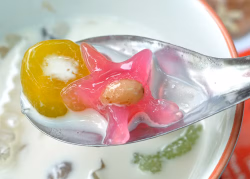 Với chè ngũ sắc bạn có thể thoải mái cảm nhận các hương vị xoài, dứa, chanh leo, sữa dừa, cam… tùy ý thích. Ảnh: Món ngon Hà Nội.