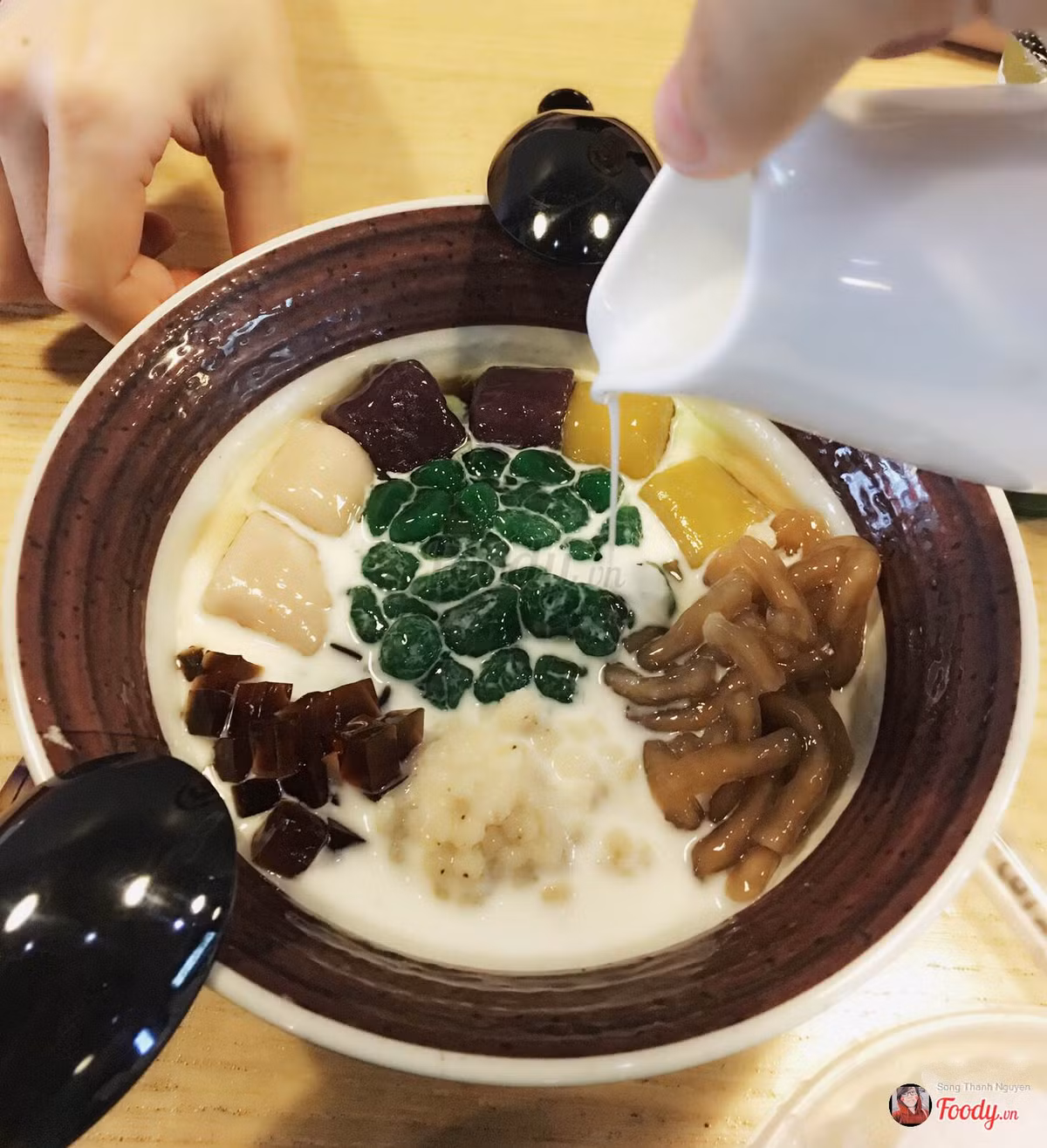 Chè nóng thập cẩm nhiều vị ngon tuyệt. Ảnh: Foody.