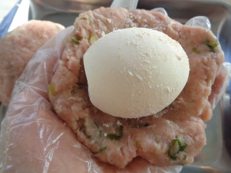 Ảnh: Facebook Lam Anh Dao. Bước 1: Khoai tây luộc chín tán nhuyễn, sau đó trộn với thịt heo xay và các gia vị thật đều.