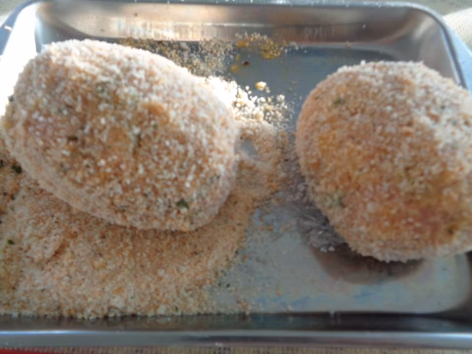 Ảnh: Facebook Lam Anh Dao. Bước 3: Chia thịt đã chuẩn bị thành hai phần, lấy 1 phần đè dẹp cho trứng gà lăn qua bột mì vào bó tròn lại. Lăn viên thịt trứng vào chén bột, rồi nhúng vào chén trứng. Cuối cùng lăn qua chén bột chiên xù.