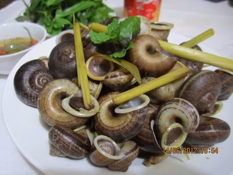 Ngoài ra, mọi người cũng có thể làm các món xào từ ốc như: ốc núi xào me, ốc núi xào sa tế, xào tỏi... ăn rất hấp dẫn mà lại tốt cho sức khỏe. Ảnh: Làm cha mẹ.