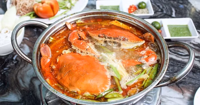 Lẩu cua được chế biến từ con cua gạch chắc nịch, khi ăn bạn sẽ cảm nhận được vị thịt ngọt lừ miếng gạch cua béo béo, bùi bùi quyện với các loại rau sống không gì sánh bằng. Ảnh: Tạp chí ẩm thực.