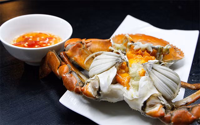 Món cua lùi tro giữ trọn vẹn nước cua ngọt đậm bên trong nên thịt và gạch cua chín thơm ngọt vô cùng. Món này ăn kèm với rau răm và muối ớt chanh sẽ khiến bạn nhớ mãi không quên. Ảnh: Món ngon mỗi ngày.