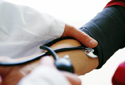 Khi bị cao huyết áp, bạn hãy lấy 10g lá hồng sắc nước uống thay nước hàng ngày. Nước lá hồng có tác dụng hạ huyết áp phòng xơ cứng động mạch.