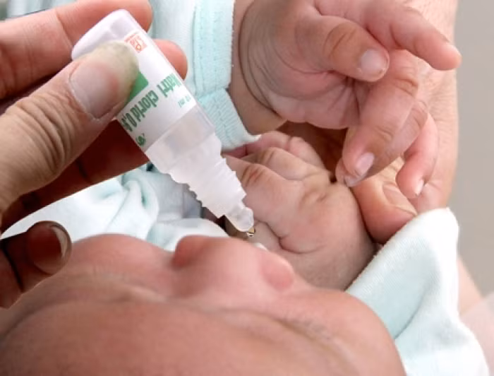 Theo lời khuyên của các bác sĩ các mẹ chỉ nên rửa mũi cho trẻ trong trường hợp trẻ bị bệnh như ho, sổ mũi theo đúng chỉ dẫn của bác sĩ. Ảnh: Getty.