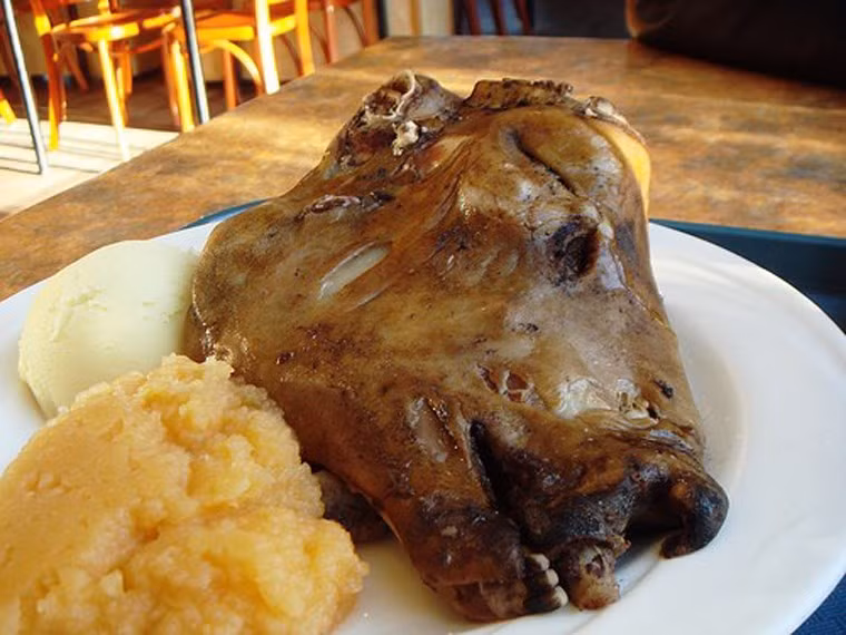 Khi chế biến món ăn này, đầu tiên người ta sẽ bỏ phần não cừu đi, sau đó đầu cừu được hầm với gia vị cà ri. Nhiều người cho rằng phần tai và mắt là ngon nhất. Ảnh: Mydestination.