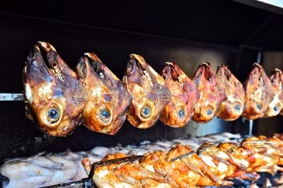 Bên cạnh đầu cừu hầm, bạn có thể bị dọa giật mình khi được thiết đãi món đầu cừu nướng ngon tuyệt thường được chế biến ăn trong lễ Phục Sinh ở Hy Lạp. Ảnh: Mydestination.