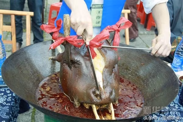 Món đầu bò quen thuộc trong bức tiệc đầu bò của người dân tộc Thổ ở Tương Tây, Trung Quốc. Vào dịp này họ tụ tập nhau cùng thưởng thức những món ăn chế biến trực tiếp từ đầu bò bị xẻ thịt. Ảnh: Sina.