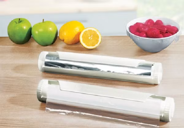 Sau khi ngâm bạn hãy cớt chân gà cho vào đĩa, bọc lại bằng màng thực phẩm rồi bỏ vào ngăn mát tủ lạnh khoảng 2 tiếng.