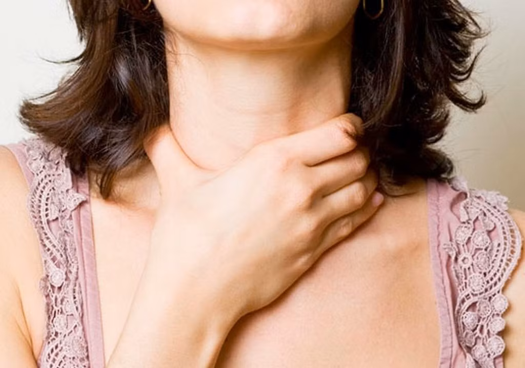 Núm của quả hồng giòn trị buồn nôn, ợ hơi, ợ nóng khá hiệu nghiệm.