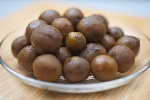 Ô mai sấu được dùng chữa bệnh nhiệt miệng khô khát, ngứa cổ, đau họng, ho, nôn do thai nghén, say rượu, nổi mẩn, sưng, lở ngứa.