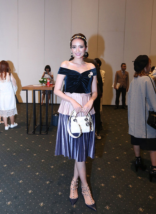 Chiếc váy 3 tầng với màu sắc thời thượng nhưng vô tình khiến Trúc Diễm lọt top sao mặc Việt xấu của Ngôi Sao. Có lẽ vì chiếc váy này quá diêm dúa. Ảnh: Ngôi sao.