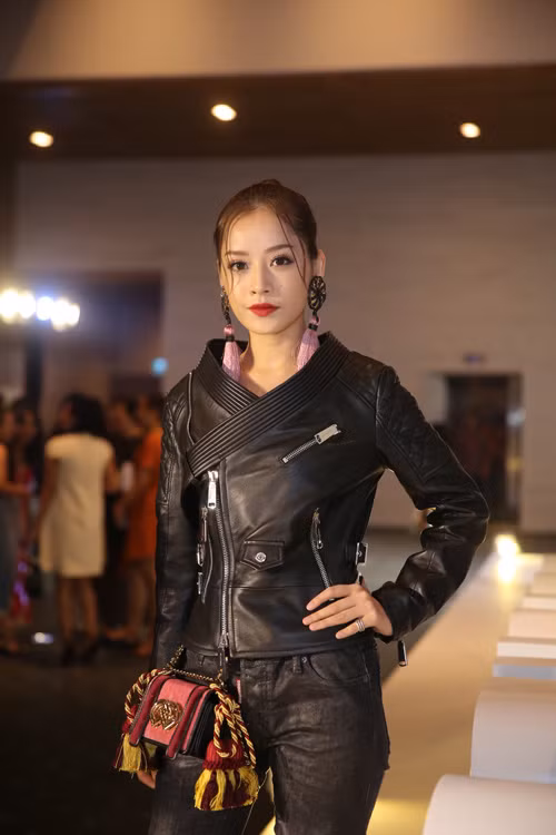 Mặc một bộ trang phục rất ấn tượng nhưng phụ kiện lạc điệu khiến Chipu trở nên rườm rà hơn hẳn. Ảnh: Báo mới.