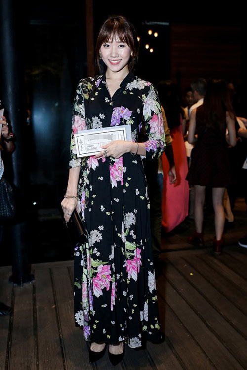 Hari Won bị chê như một quý bà với chiếc đầm dài lượt thượt được in họa tiết quá màu mè. Ảnh: Đời sống pháp luật.