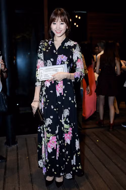 Hari Won bị chê như một quý bà với chiếc đầm dài lượt thượt được in họa tiết quá màu mè. Ảnh: Đời sống pháp luật.