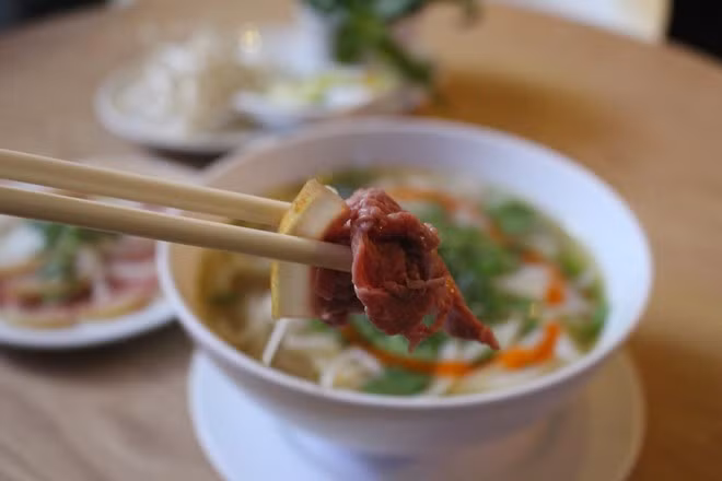 Món này ngon nhất vẫn là vừa xì xụp bánh phở vừa nhấm nháp thịt bê thui còn tươi nguyên ăn kèm. Ảnh: Món ngon Sài Gòn.