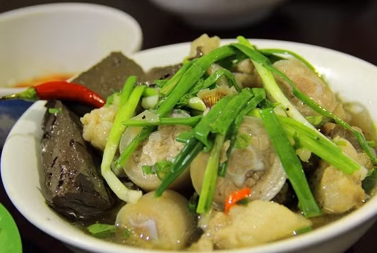 Bún đuôi heo măng trộn là một món ăn mới lạ vô cùng hấp dẫn. Ảnh: Blogtamsu.