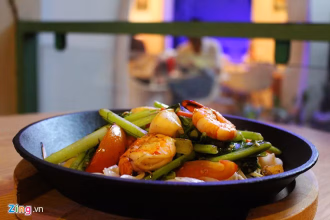 Điểm nhấn của món ăn ngoài độ nóng ổn định là độ giòn, thơm của phần bánh phở đã được loại đá đặc biệt này ủ nóng. Ảnh: Ăn ngon.